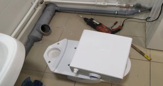 Установка напольного унитаза в Барабинске: монтаж под ключ от СантехДомБбн от 5097 рублей.